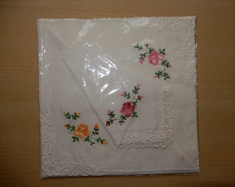 3 bezaubernde Taschentücher mit Stickerei  und Spitze - ROSEN -  Vintage