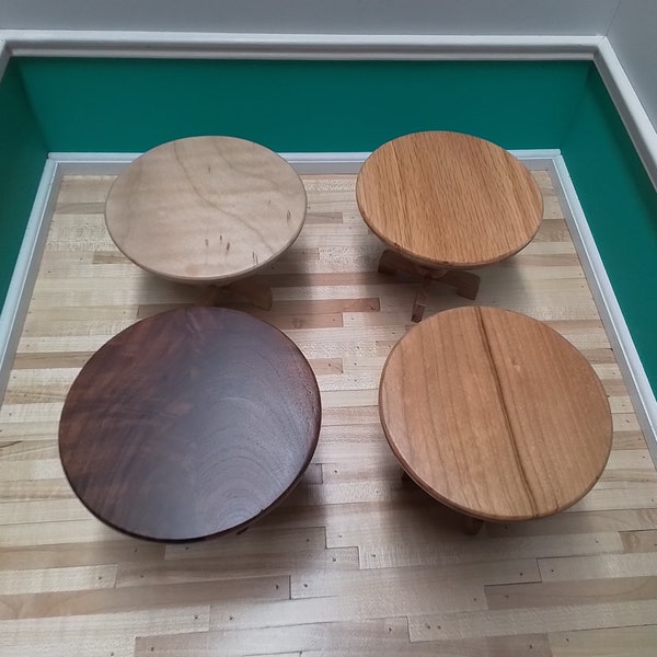 1:12 scale dollhouse round pedestal table, your choice of maple, oak, cherry or walnut. Nice quality addition to your doll house