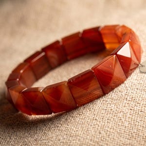 Pulsera elástica de cristal de cornalina – Brazalete ovalado rectangular con gema naranja para la energía y la confianza.