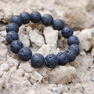 Armband med naturlig svart lavasten – Smycken med aromaterapi i vulkanisk ädelsten