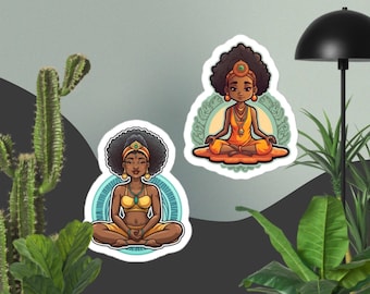 Puede incluir: Dos ilustraciones de mujeres con piel oscura y peinados afro meditando en posición de loto. Las mujeres llevan joyas y ropa coloridas. Las ilustraciones están sobre un fondo de color verde azulado y verde.