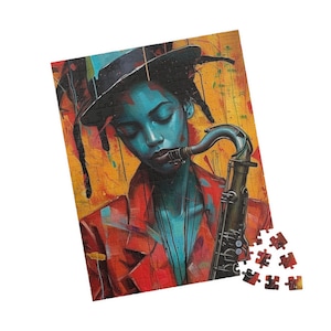 Puede incluir: Una pintura abstracta colorida de una persona tocando un saxofón. La persona lleva una chaqueta roja y un sombrero negro. El fondo es amarillo y naranja con salpicaduras de azul y verde.