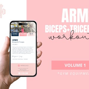 Op de afbeelding: Een smartphone toont een fitness-app-interface met de tekst "ARMS Biceps + Triceps workout Volume 1". De app-interface bevat een trainingsprogramma met fitnessapparatuur. De achtergrond is lichtroze.