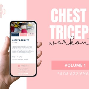 Könnte beinhalten: Ein Smartphone zeigt eine Fitness-App-Oberfläche mit dem Text "CHEST + TRICEPS workout" und "VOLUME 1". Die App hat ein rosa und weißes Design, mit "GYM EQUIPMENT" unten. Das Telefon wird in einer Hand gehalten.
