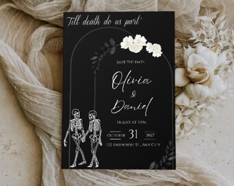 以下が含まれることがあります： 白文字とスケルトンのイラストが入った黒い結婚式の招待状。「Till death do us part」と書かれており、Olivia & Danielの名前、日付、時間、住所が記載されています。