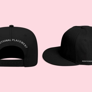 Puede incluir: Gorra de béisbol negra con bordado blanco que dice "ADDITIONAL PLACEMENT" en la parte posterior.