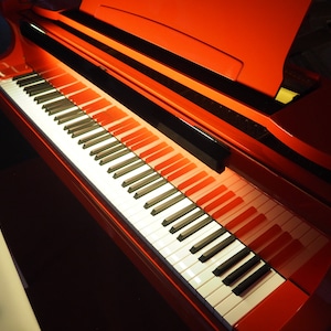 Moderne led-pianolamp: accessoire vleugel- en babypiano