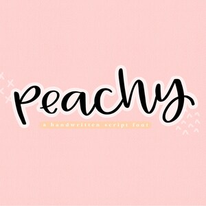 Puede incluir: Una fuente manuscrita llamada "Peachy" en escritura cursiva negra sobre un fondo rosa con formas geométricas blancas.