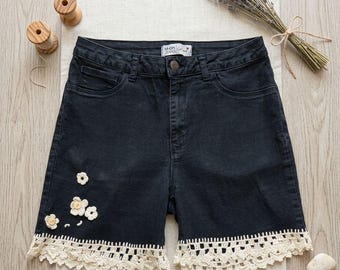 Pantaloncini in denim boho riciclati, rifiniti con pizzo all'uncinetto fatto a mano, pantaloncini in jeans stile festival cottagecore