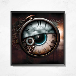 Puede incluir: Una esfera de reloj con un ojo azul en el centro, rodeado de engranajes y un fondo marrón.