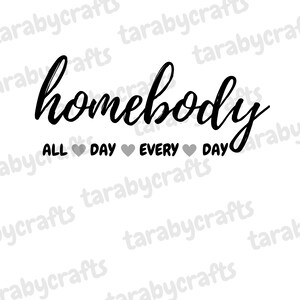 Puede incluir: Texto gráfico en blanco y negro que dice "homebody" con las palabras "ALL DAY EVERY DAY" debajo en una fuente más pequeña con un símbolo de corazón entre cada palabra.