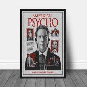 Könnte beinhalten: Ein gerahmtes Poster mit dem Titel "AMERICAN PSYCHO" in roter Schrift. Das Poster zeigt ein zentrales Bild eines Mannes mit Kopfhörern, umgeben von kleineren Bildern und Text. Der Satz "I'M WALKING ON SUNSHINE..." steht unten.