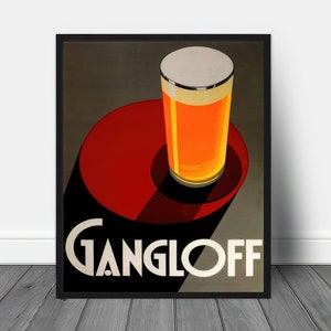 Puede incluir: Un cartel vintage que anuncia la cerveza Gangloff. El cartel presenta un vaso de cerveza sobre un círculo rojo sobre un fondo gris.