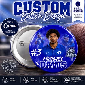 Puede incluir: Un botón circular con fondo azul que presenta el retrato de un jugador de fútbol americano, el texto #3, MICHAEL DAVIS y un logotipo de los Jaguars. El diseño incluye a otro jugador al fondo y un mecanismo de alfiler metálico en la parte trasera.