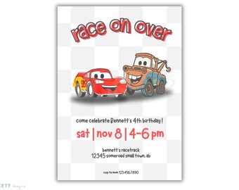 Puede incluir: Una invitación con el texto "Race on Over" sobre ilustraciones de dos coches de dibujos animados. La invitación es para el 4º cumpleaños de Bennett, el sábado 8 de noviembre, de 16 a 18 horas.