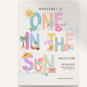 Könnte beinhalten: Eine pastellfarbene Einladung mit dem Text "Margaret ist eins in der Sonne". Das Design umfasst eine lächelnde Sonne, eine Schildkröte, einen Flamingo-Schwimmer, eine Palme und andere sommerliche Illustrationen. Datum und Uhrzeit sind ebenfalls angegeben.