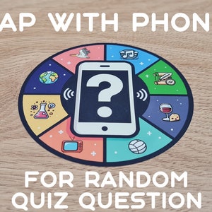 Può includere: Una ruota colorata con diverse icone, tra cui un globo terrestre, un uccello, una nota musicale, un bicchiere di vino e una beuta. Al centro della ruota c'è uno smartphone con un punto interrogativo sullo schermo. Il testo "TAP WITH PHONE FOR RANDOM QUIZ QUESTION" è scritto sotto la ruota.