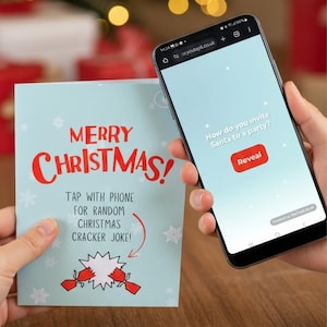 Puede incluir: Una tarjeta navideña azul claro con las palabras "MERRY CHRISTMAS!" en rojo. La tarjeta invita a tocar con el teléfono para un chiste. Un smartphone muestra una pregunta sobre Santa y un botón "Revelar".