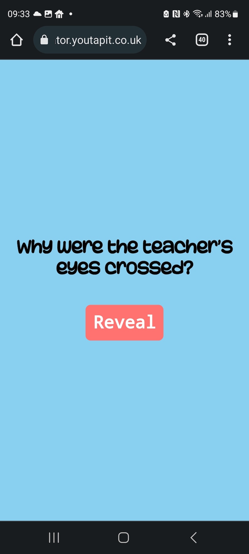 Pu&ograve; includere: Uno schermo blu con il testo "Why were the teacher's eyes crossed?" e un pulsante rosso che dice "Reveal".