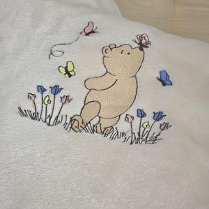 Coperta vintage ricamata con orsetto Winnie the Pooh: coperta in morbido tessuto color crema, 50x60 pollici.