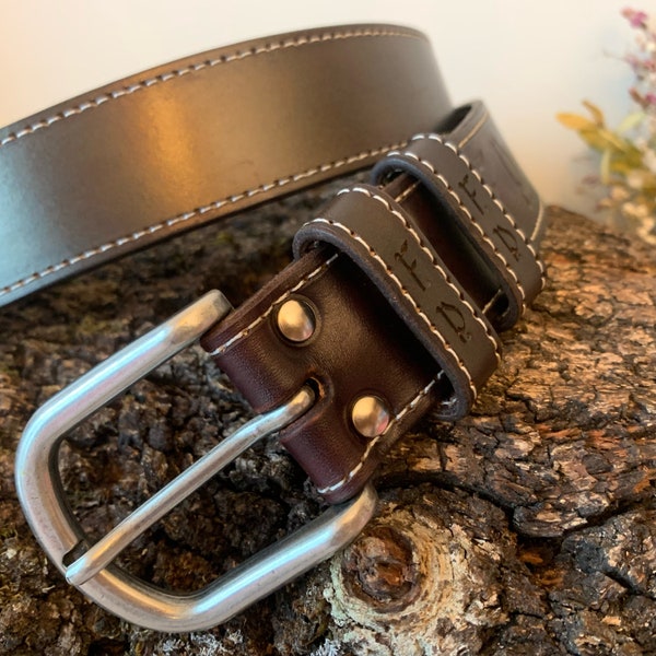 Ceinture en cuir lisse marron chocolat pour homme avec coutures blanches. Largeur 3,5 cm. Personnalisé.