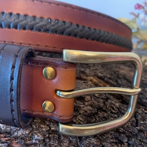 Men&#39;s braided leather belt in two colors. Zamak buckle. Possibility of personalizing with initials.