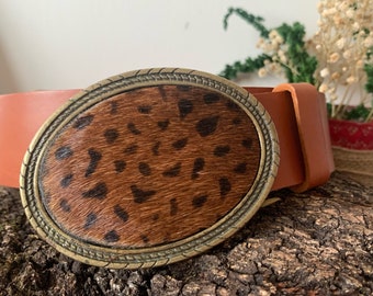 Ceinture femme en cuir couleur camel avec chape en fourrure marron. Personnalisé. Tenue décontractée. Largeur 4 cm.