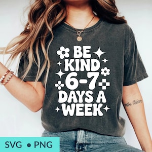 Könnte beinhalten: Dunkelgraues T-Shirt mit dem weißen Schriftzug „BE KIND 6-7 DAYS A WEEK“, umgeben von Blumen- und Sternmotiven. Unten links steht „SVG • PNG“.