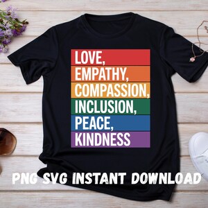 Puede incluir: Camiseta negra con un diseño de arcoíris con las palabras "LOVE, EMPATHY, COMPASSION, INCLUSION, PEACE, KINDNESS". El texto está dispuesto en franjas horizontales. La parte inferior de la camiseta tiene el texto "PNG SVG INSTANT DOWNLOAD."