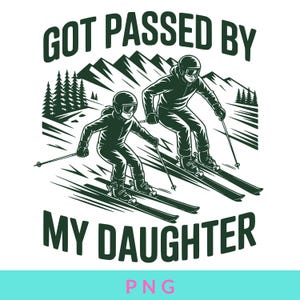 Może przedstawiać: Czarno-biała graficzna ilustracja dwóch narciarzy na ośnieżonym zboczu góry. Tekst "GOT PASSED BY MY DAUGHTER" znajduje się nad i pod narciarzami. Obraz ma klimat vintage i outdoor.