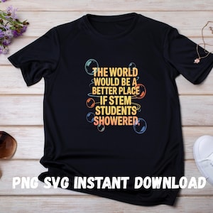 以下が含まれることがあります： 「STEMの学生がシャワーを浴びれば、世界はもっと良い場所になるだろう」と書かれたグラフィックデザインが施された黒いTシャツ。グラフィックはカラフルな泡で囲まれています。