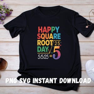 Puede incluir: Camiseta negra con un diseño de arcoíris que dice "Happy Square Root Day" con una ecuación matemática. El texto está en una fuente de arcoíris. Descarga instantánea PNG SVG.