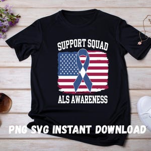 Peut inclure: T-shirt noir avec un motif de drapeau américain bleu et rouge et un ruban bleu. Le texte "Support Squad ALS Awareness" est imprimé sur le t-shirt.