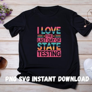 Könnte beinhalten: Schwarzes T-Shirt mit einer bunten Grafik, auf der "Ich liebe den letzten Tag der staatlichen Tests" steht.