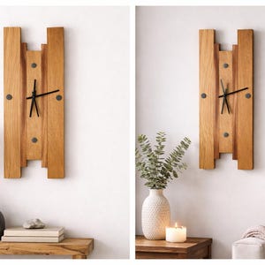 Peut inclure: Une horloge murale rectangulaire en bois avec une finition naturelle. L'horloge présente des aiguilles noires et quatre accents gris foncé. Le design est moderne et minimaliste, avec une orientation verticale. L'horloge mesure environ 76 cm de hauteur.