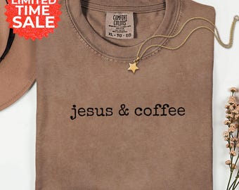 Op de afbeelding: Espresso-kleurig t-shirt met de tekst "jesus & coffee" in zwart. Een gouden sterhangerketting ligt op de shirt. Het shirt heeft een "Comfort Colors" label en een "LIMITED TIME SALE" sticker.