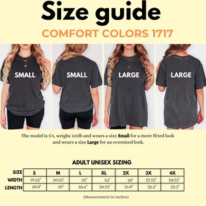 K&ouml;nnte beinhalten: Gr&ouml;&szlig;entabelle f&uuml;r Unisex-T-Shirts von Comfort Colors, Modell 1717. Die Tabelle zeigt die Ma&szlig;e in Zoll f&uuml;r die Gr&ouml;&szlig;en S, M, L, XL, 2X, 3X und 4X. Die Breite wird &uuml;ber die Brust gemessen und die L&auml;nge wird von der Schulterspitze bis zum Saum gemessen.