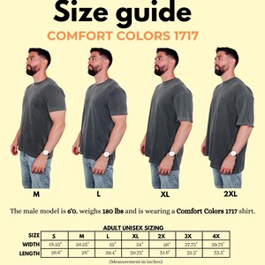 Puede incluir: Gu&iacute;a de tallas para camisetas Comfort Colors 1717. La imagen muestra un modelo masculino que lleva la camiseta en tallas M, L, XL y 2XL. La tabla de tallas proporciona medidas en pulgadas para tallas unisex para adultos, incluyendo ancho y largo.