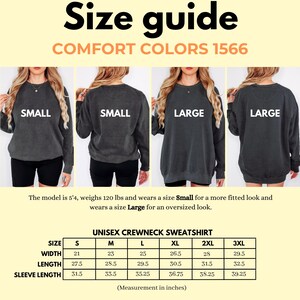 Puede incluir: Gu&iacute;a de tallas para una sudadera unisex de cuello redondo. La imagen muestra modelos que usan tallas Small y Large. La tabla de tallas proporciona medidas en pulgadas para el ancho, el largo y el largo de la manga, de la S a la 3XL.