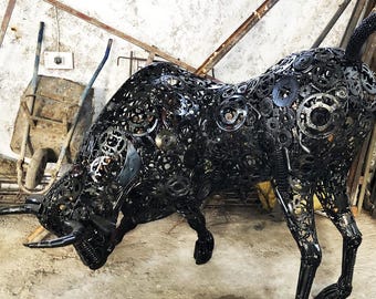 Sculpture de taureau Lamborghini recyclée noire | Statue de taureau grandeur nature en métal | | Décoration de garage pour hommes | Cadeau Lux | Sculpture animale industrielle