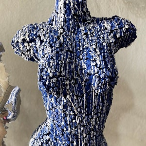 Verkettete weibliche Torso Skulptur: Blaue Metall Wandkunst