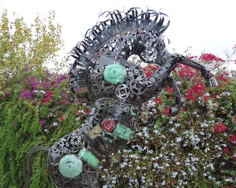Sculpture de cheval en métal recyclé : figurine animale abstraite en acier