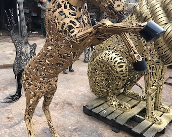 Sculpture cheval au galop en acier doré recyclé : art animalier abstrait en métal