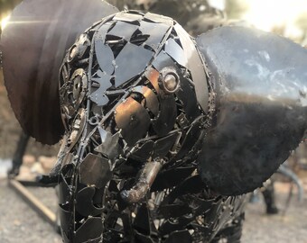 Sculpture d'éléphant de moteur Steampunk : art animalier en acier recyclé
