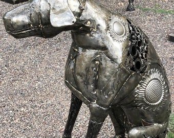 Sculpture de chien en acier recyclé : art animalier, statue d'animal d'extérieur