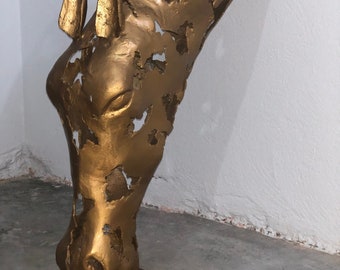 Sculpture tête de cheval en acier doré : art animalier en métal recyclé