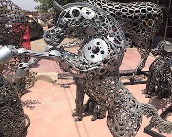 Sculpture cheval au galop en acier recyclé et ruban : art animalier abstrait en métal