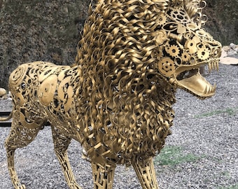Figurine lion en acier doré : oeuvre d'art animalier en métal recyclé