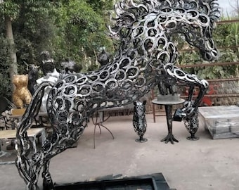 Sculpture de cheval en métal recyclé : figurine d'animal en acier, art animalier