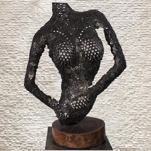 Stahl Weibliche Torso Skulptur: Industrielle Wand Kunst Dekor